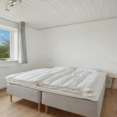 3 Bedroom Beautiful In Feriehus
